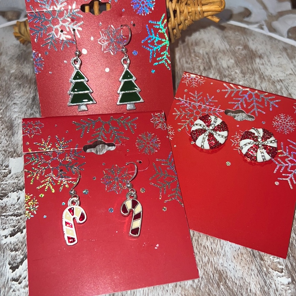 3/$20🎀 3 pair of Christmas earrings 🎄